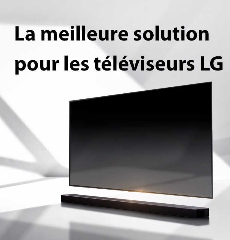 Une barre de son et un téléviseur sont placés sur un sol blanc et une ombre se projette depuis l’extérieur juste derrière.