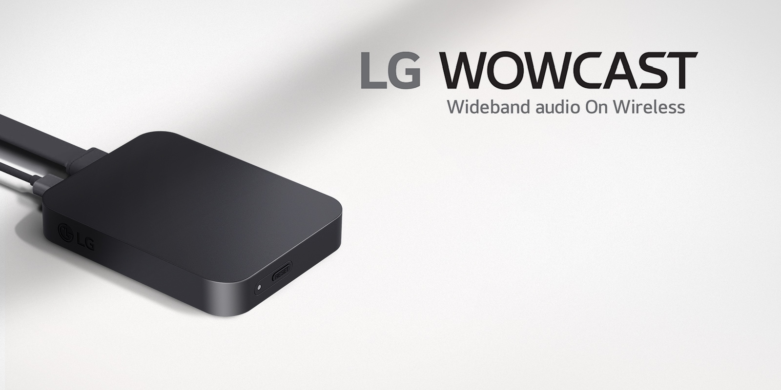 Vue en diagonale du côté droit de WOWCAST, légèrement du dessus. WOWCAST est placé sur un fond gris clair. Un logo du produit LG WOWCAST est placé au-dessus de la copie.