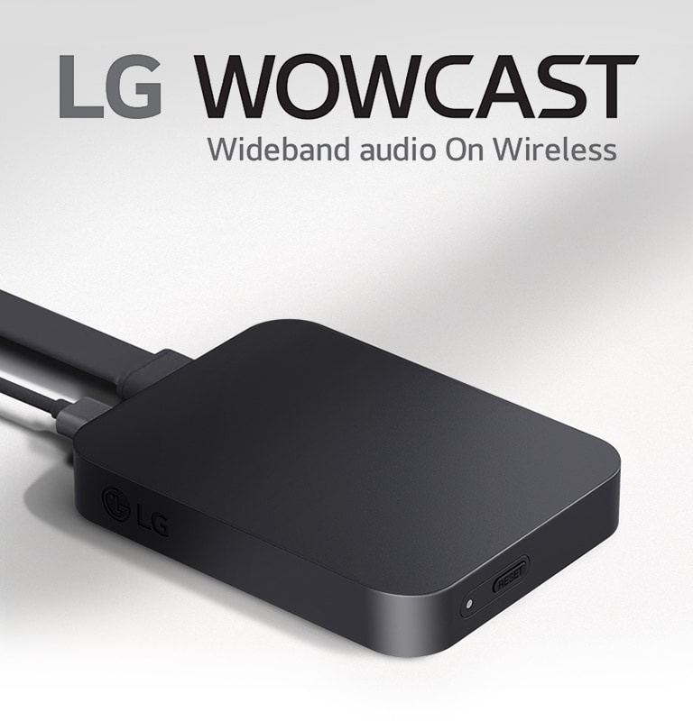 Vue en diagonale du côté droit de WOWCAST, légèrement du dessus. WOWCAST est placé sur un fond gris clair. Un logo du produit LG WOWCAST est placé au-dessus de la copie.