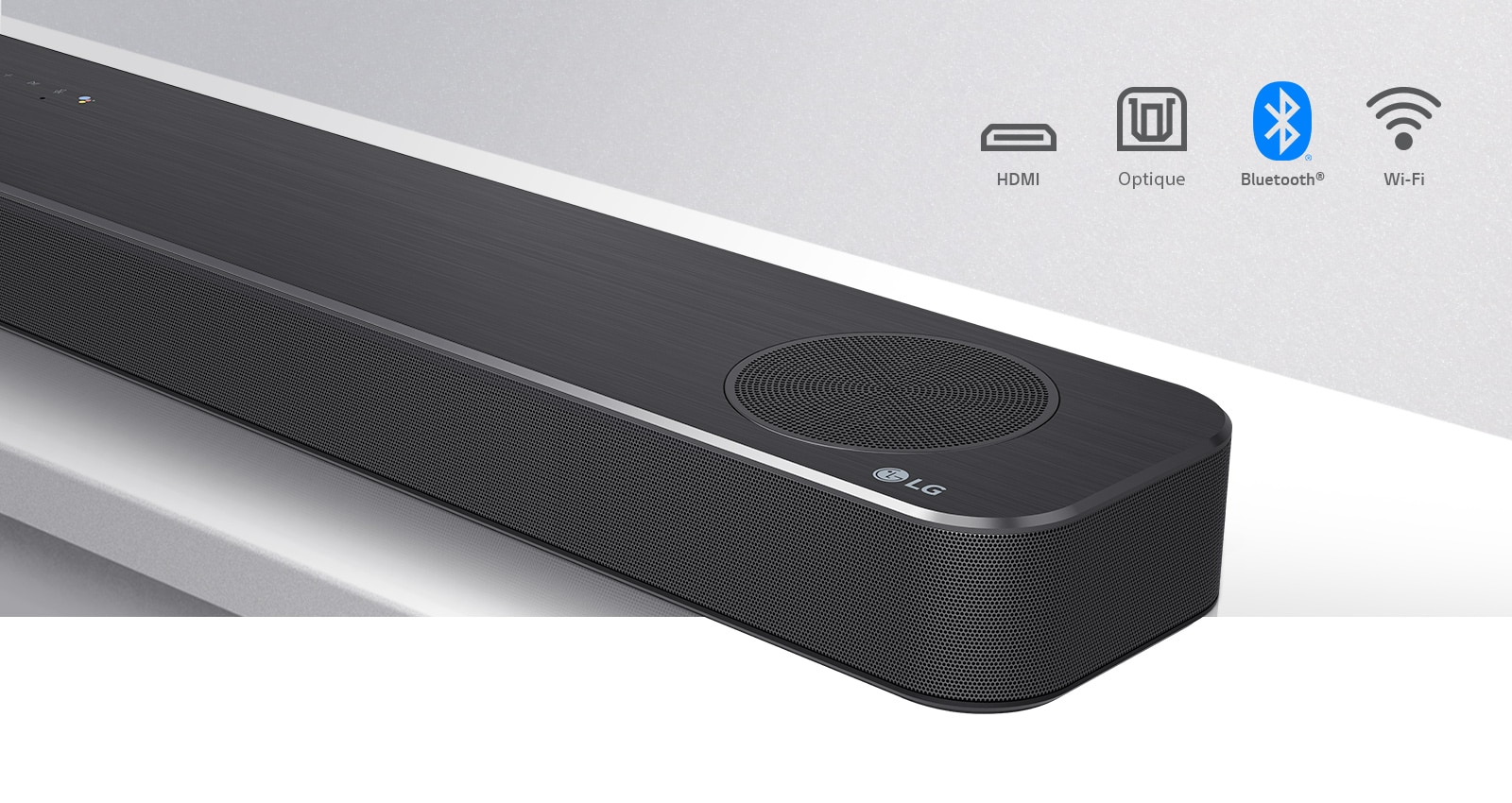 Gros plan sur la barre de son LG, à droite, avec le logo LG dans le coin inférieur droit. Les icônes de connectivité sont indiquées au-dessus du produit. 