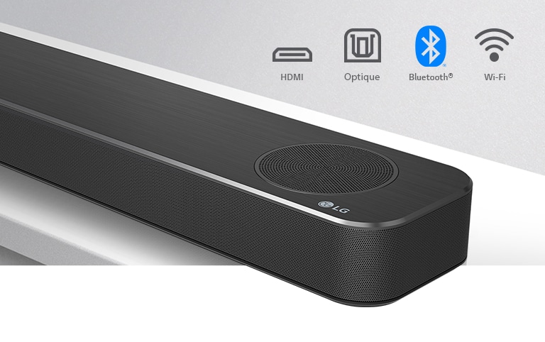 Gros plan sur la barre de son LG, à droite, avec le logo LG dans le coin inférieur droit. Les icônes de connectivité sont indiquées au-dessus du produit. 