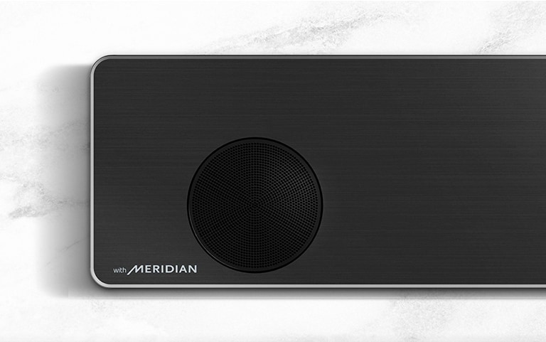Gros plan du côté gauche de la barre de son LG avec le logo Meridian dans le coin inférieur gauche.