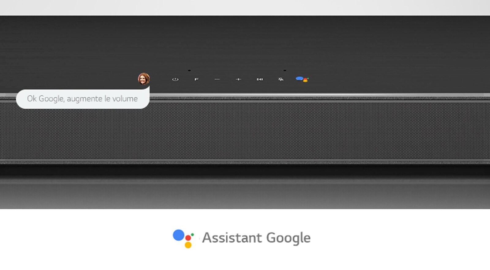 Gros plan de la barre de son LG en section centrale avec les commandes audio et le logo Assistant Google. Avec la commande vocale de Google pour augmenter le volume. 