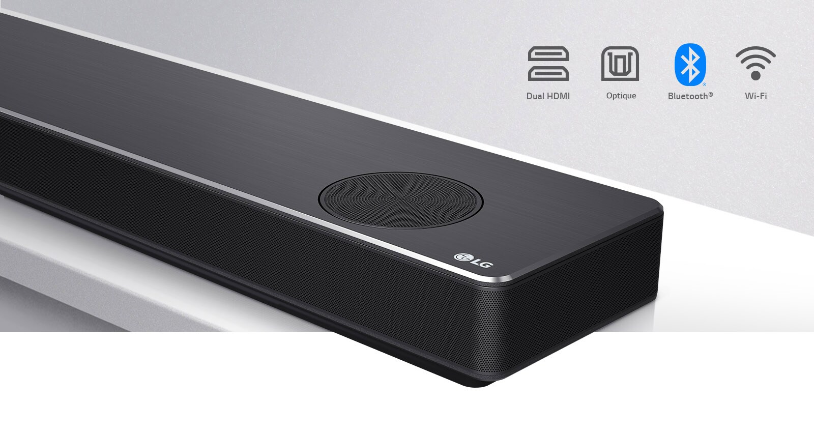 Gros plan sur la barre de son LG, à droite, avec le logo LG dans le coin inférieur droit. Les icônes de connectivité sont indiquées au-dessus du produit. 