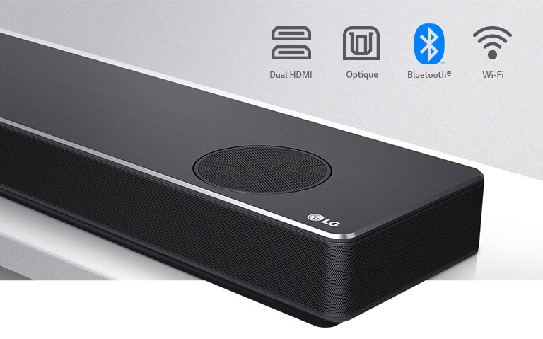 Gros plan sur la barre de son LG, à droite, avec le logo LG dans le coin inférieur droit. Les icônes de connectivité sont indiquées au-dessus du produit. 