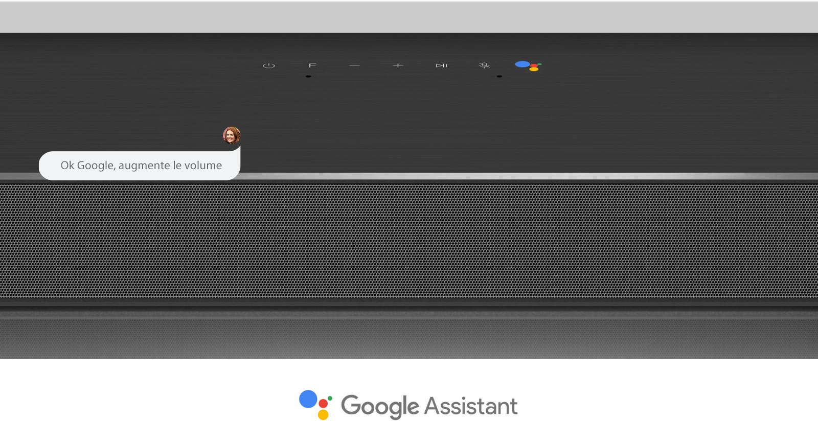 Gros plan de la barre de son LG en section centrale avec les commandes audio et le logo Assistant Google. Avec la commande vocale de Google pour augmenter le volume. 