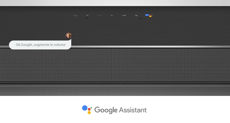 Gros plan de la barre de son LG en section centrale avec les commandes audio et le logo Assistant Google. Avec la commande vocale de Google pour augmenter le volume. 