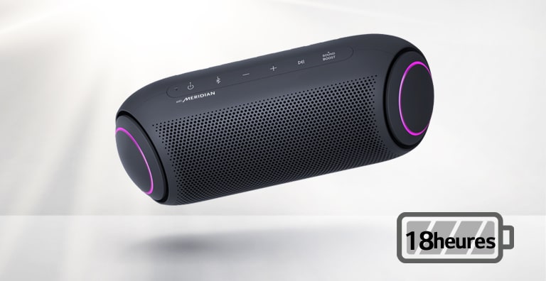 Le LG XBOOM Go s’incline sur la gauche et flotte dans l’air. L’éclairage du caisson de basse est magenta.