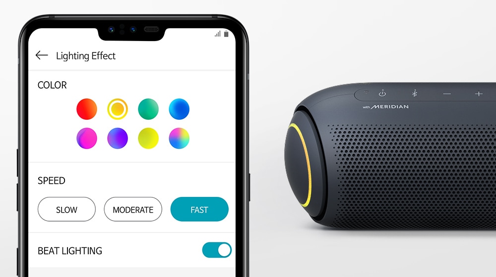 Sur un arrière-plan blanc, apparait un smartphone doté d’une application qui contrôle l’éclairage et un XBOOM Go doté d’un éclairage jaune.