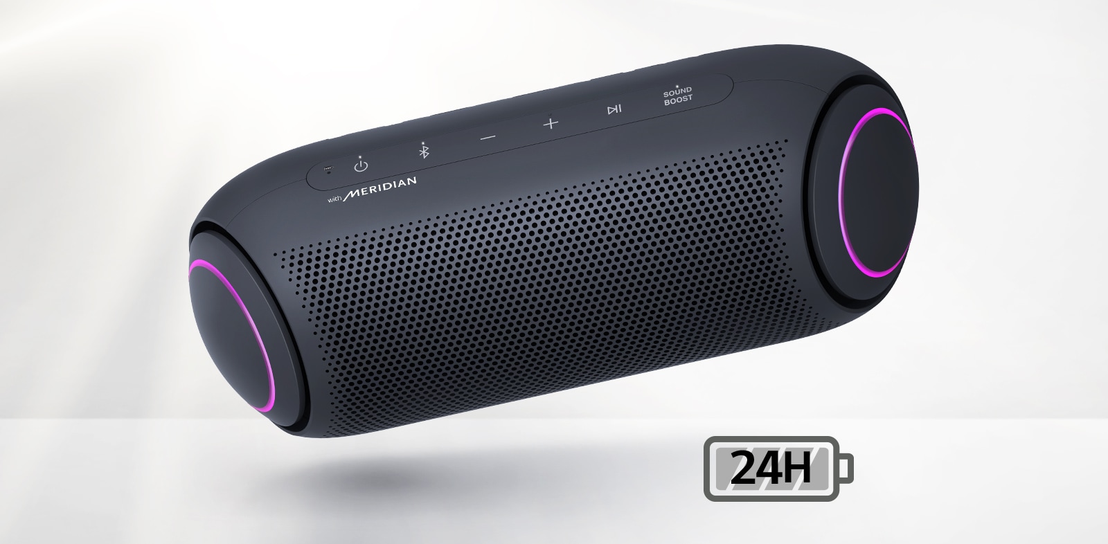 Le LG XBOOM Go s’incline sur la gauche et flotte dans l’air. L’éclairage du caisson de basse est magenta.