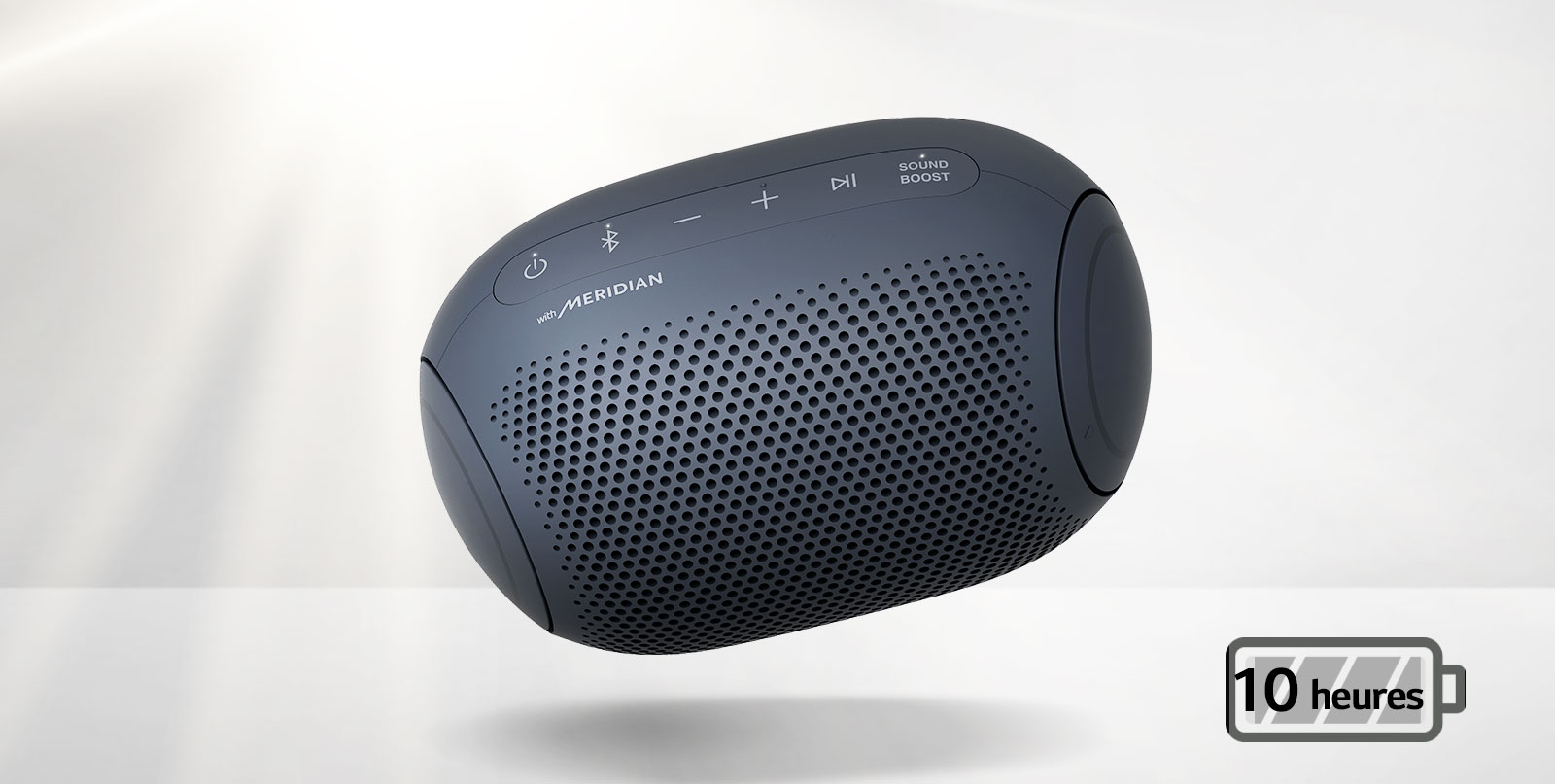 Le LG XBOOM Go s’incline sur la gauche et flotte dans l’air.