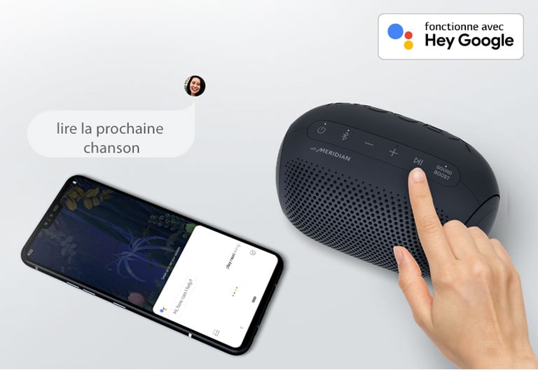 Une main appuie sur un bouton du LG XBOOM Go. Un smartphone se trouve à côté. Il y a une bulle. Le logo de Google se trouve en haut à droite.