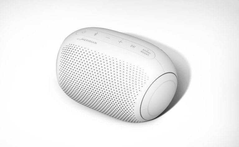 Sur un fond blanc, une vue diagonale descendante du LG XBOOM Go.