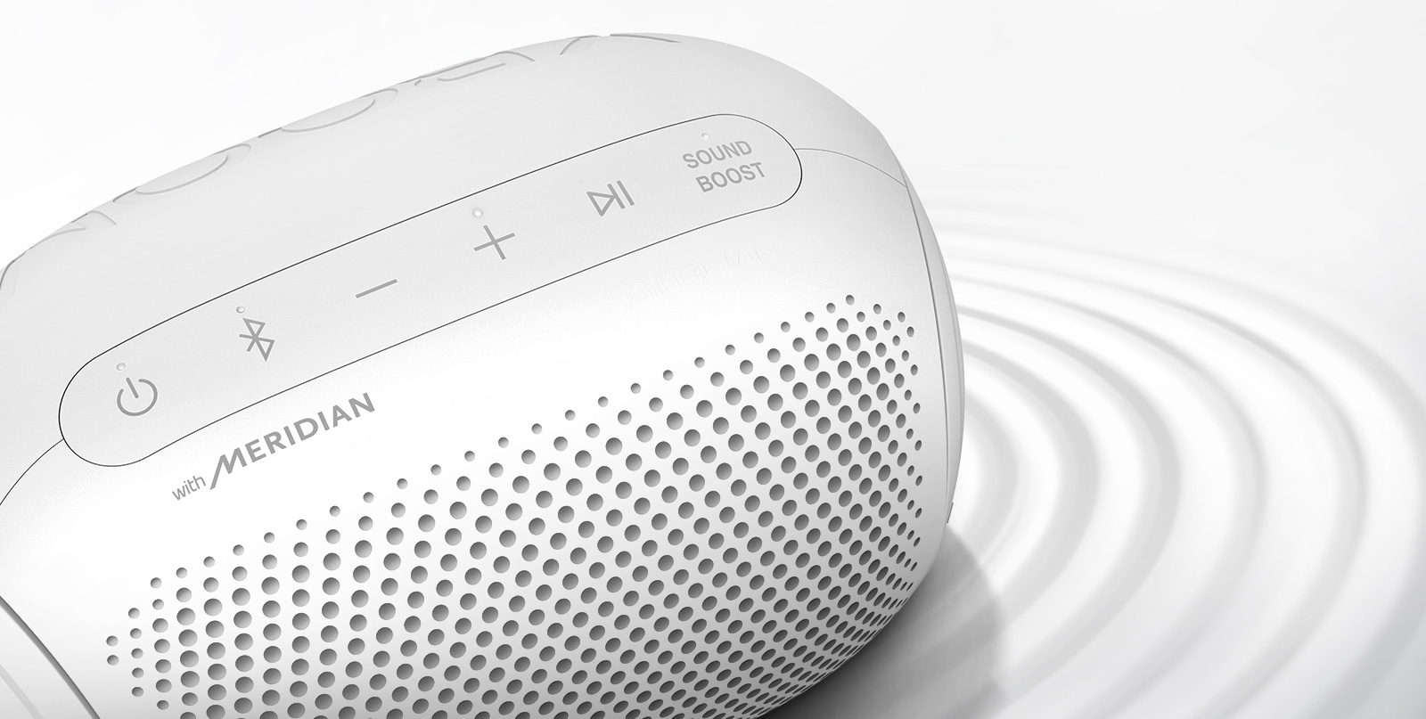 Sur un fond blanc, le LG XBOOM Go est orienté vers le coin supérieur droit, un effet d’ondulation apparait sous le produit.