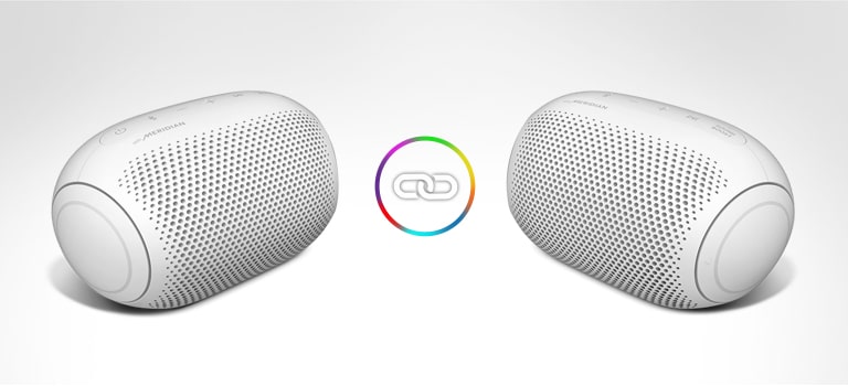 Deux LG XBOOM Go sont placés sur un fond blanc et il y a une icône en forme d’anneau entre les deux.