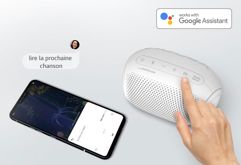 Une main appuie sur un bouton du LG XBOOM Go. Un smartphone se trouve à côté. Il y a une bulle. Le logo de Google se trouve en haut à droite.