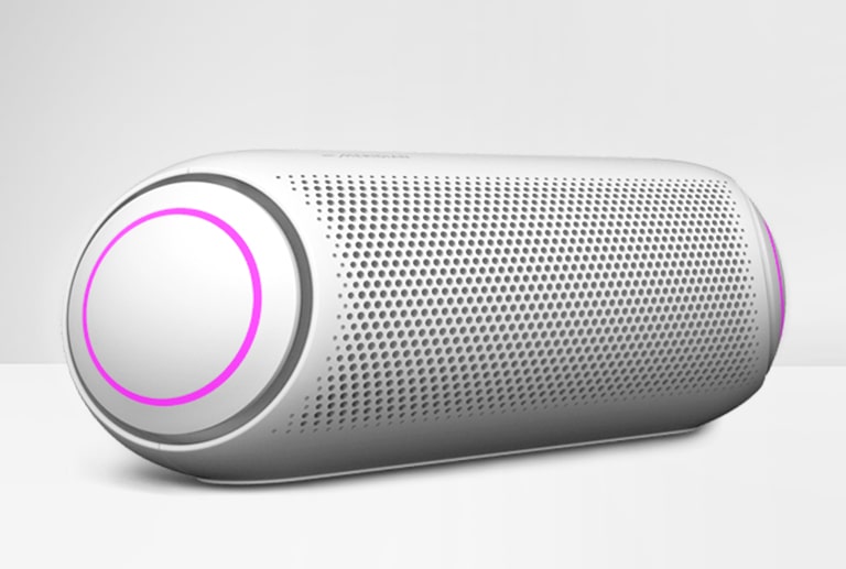 Sur un arrière-plan blanc, une vue de l’extrémité droite du LG XBOOM Go PL7 montre un éclairage magenta.