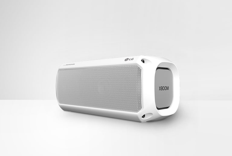 Sur un arrière-plan blanc, une vue de l’extrémité droite du LG XBOOM Go PK3 montre un éclairage vert.