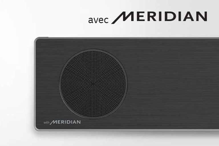 Gros plan de la barre de son LG sur le côté gauche, avec le logo Meridian en bas à gauche. Un logo Meridian plus grand apparaît au-dessus du produit.