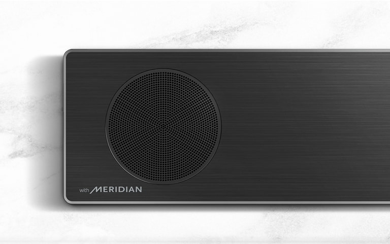 Gros plan du côté gauche de la barre de son LG avec le logo Meridian dans le coin inférieur gauche.