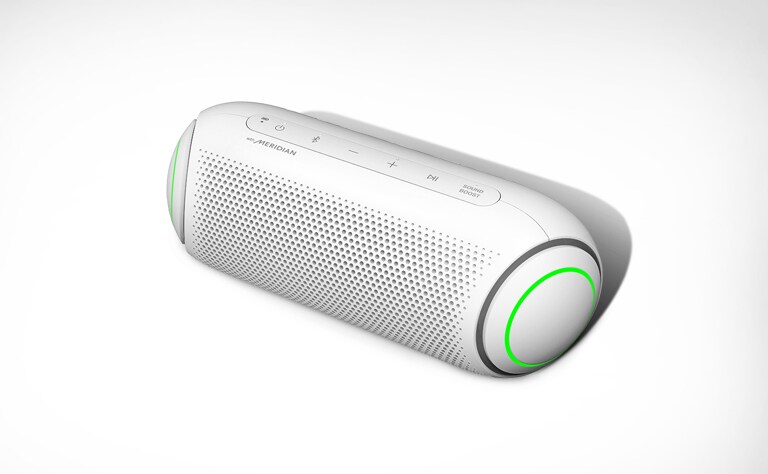 Sur un fond blanc, une vue diagonale descendante du LG XBOOM Go apparait avec un éclairage vert.