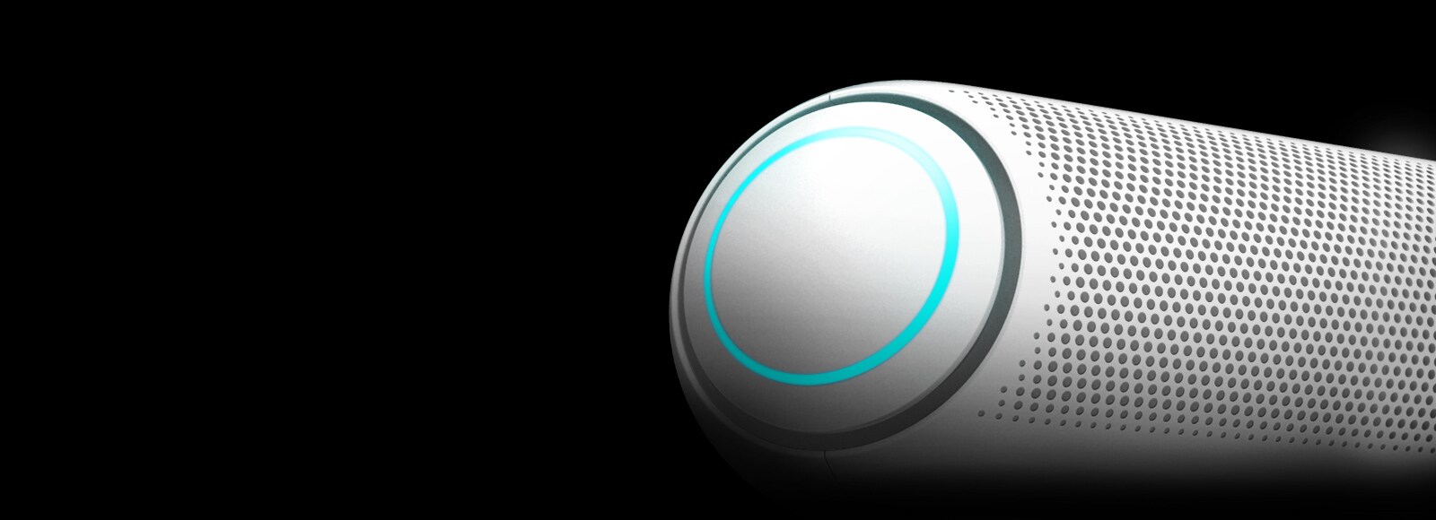 Sur un arrière-plan noir, un gros plan du caisson de basse gauche du LG XBOOM Go apparait avec un éclairage bleu ciel.