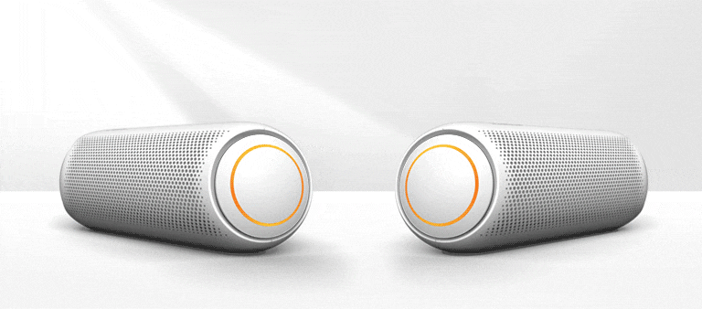 Sur un arrière-plan blanc, deux XBOOM Go sont placés l’un face à l’autre. Ils sont tous deux dotés d’un éclairage rouge.