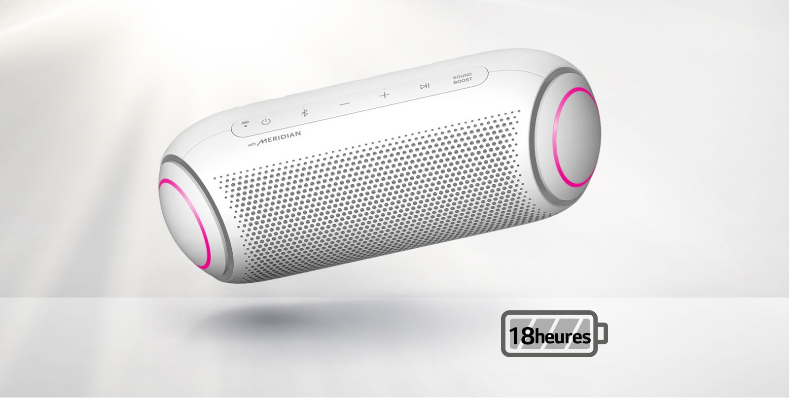 Le LG XBOOM Go s’incline sur la gauche et flotte dans l’air. L’éclairage du caisson de basse est magenta.