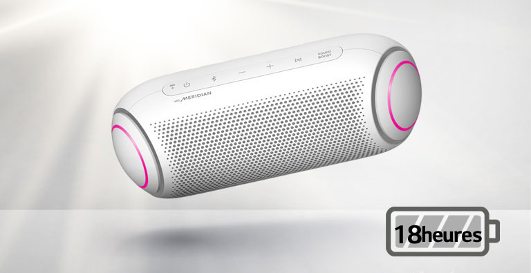 Le LG XBOOM Go s’incline sur la gauche et flotte dans l’air. L’éclairage du caisson de basse est magenta.