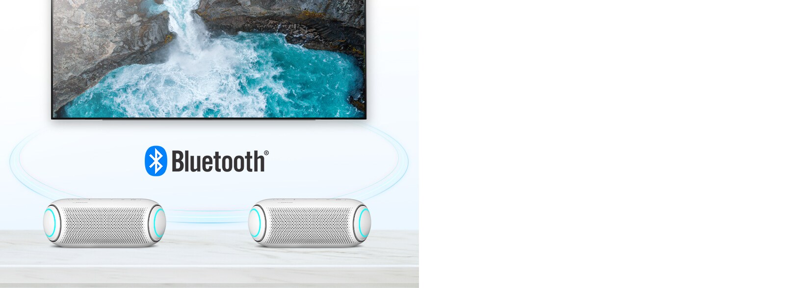 Sur une table, deux LG XBOOM Go avec un éclairage bleu ciel sont placés devant un téléviseur montrant une chute d’eau.
