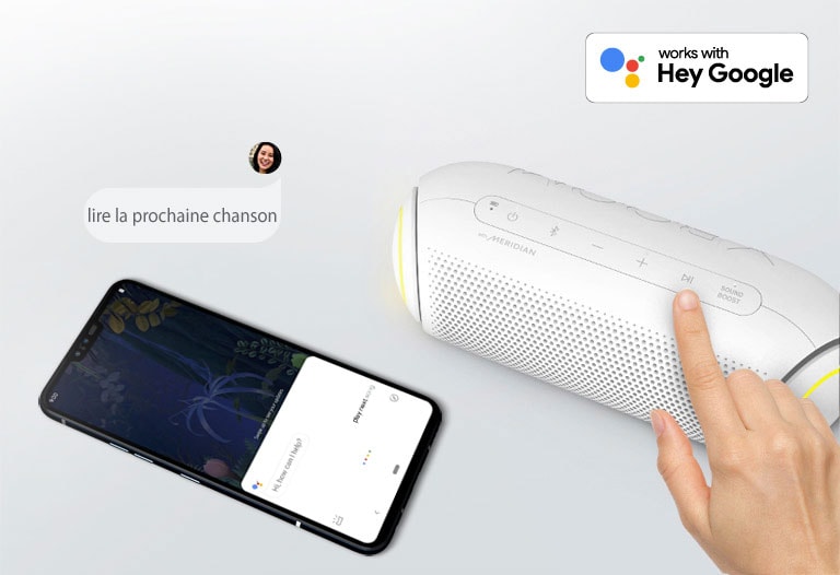 Une main appuie sur un bouton du LG XBOOM Go. Un smartphone se trouve à côté. Il y a une bulle. Le logo de Google se trouve en haut à droite.