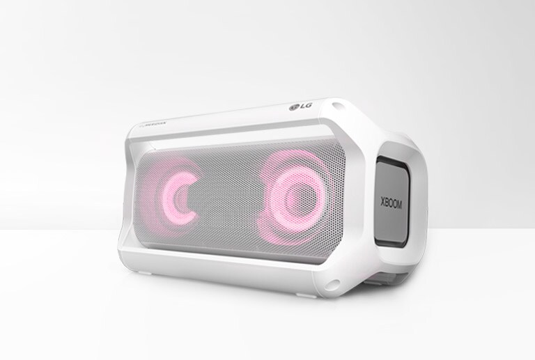 Sur un arrière-plan blanc, une vue de l’extrémité droite du LG XBOOM Go PK5W montre un éclairage vert.