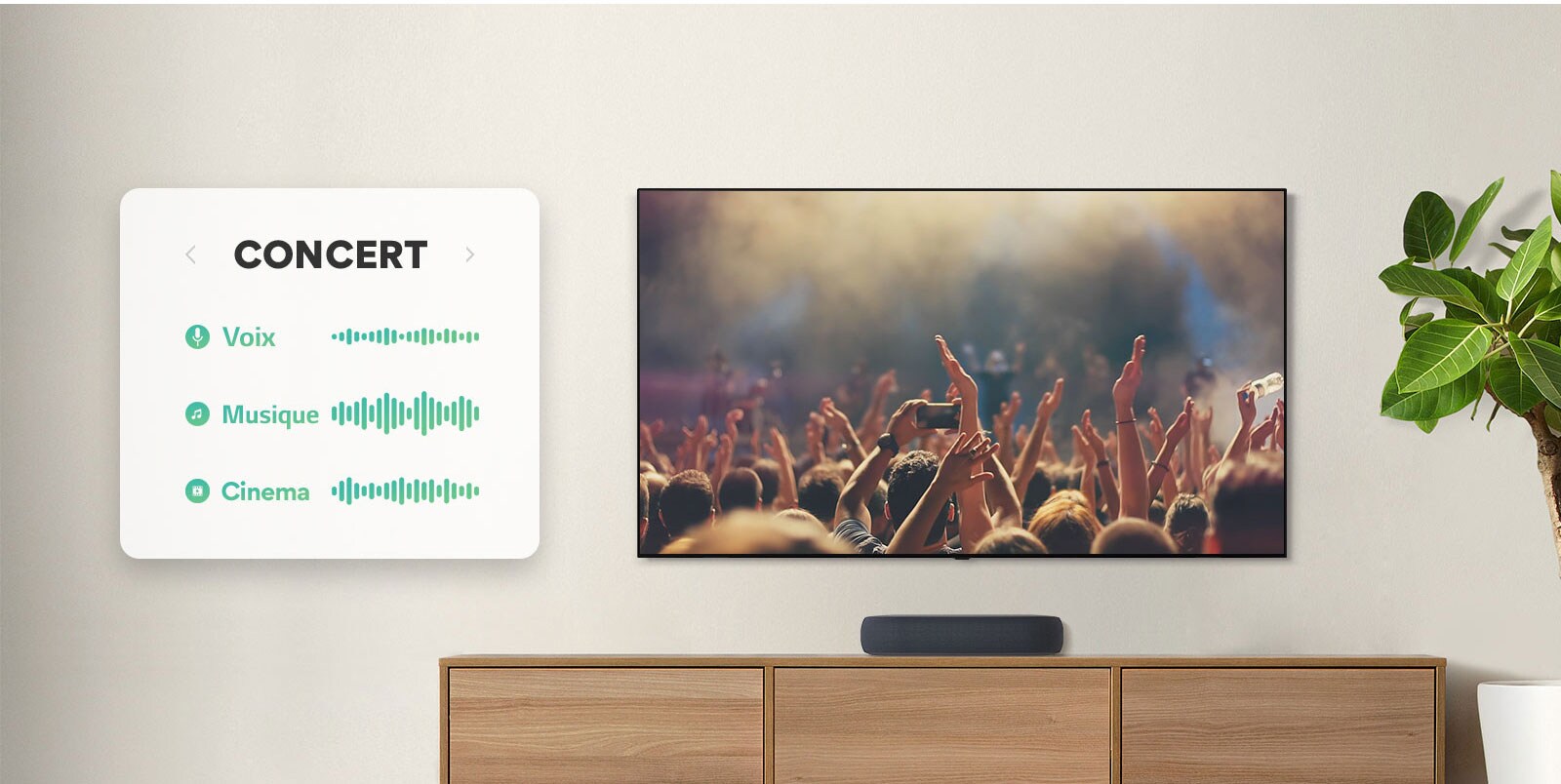 Le téléviseur est fixé au mur. Le téléviseur montre des gens qui applaudissent à un concert, l’image change et montre une scène de film avec une voiture roulant dans une forêt, elle change une fois de plus pour passer aux Informations et un présentateur parle. La barre de son LG est juste en dessous du téléviseur sur une étagère en bois.