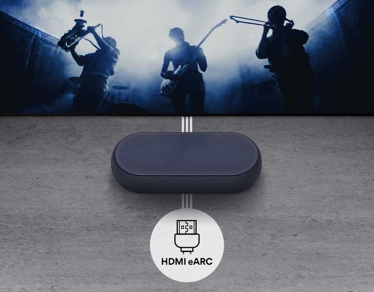 Le téléviseur est fixé au mur. Le téléviseur montre un groupe en silhouette noire. La barre de son LG est juste en dessous du téléviseur sur une étagère grise. On peut voir une icône HDMI eARC sous la barre de son.