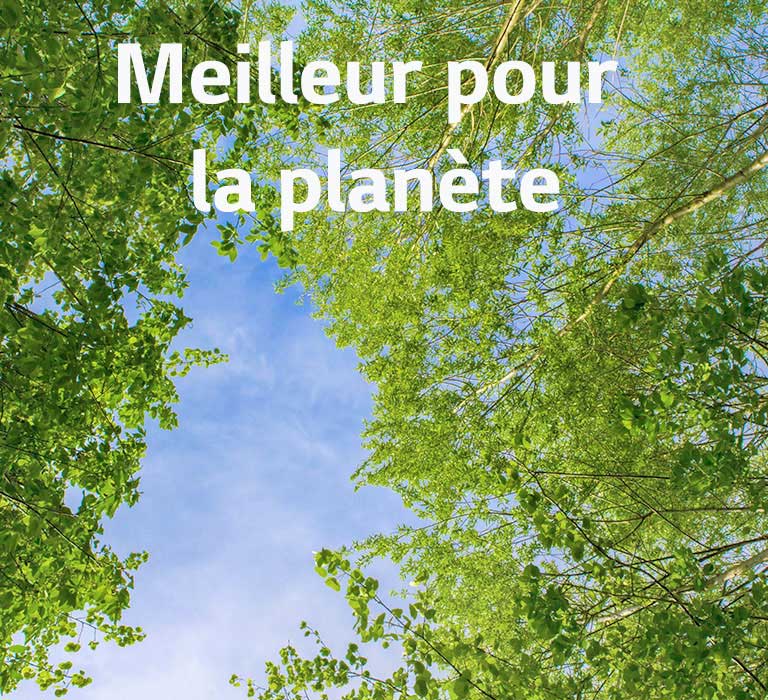 Une image de verdure pleine de riches arbres feuillus et un ciel s’affiche au milieu. La première version du slogan que voici&nbsp;: «&nbsp;Meilleur pour la planète&nbsp;» est inscrite avec une taille de police en gras