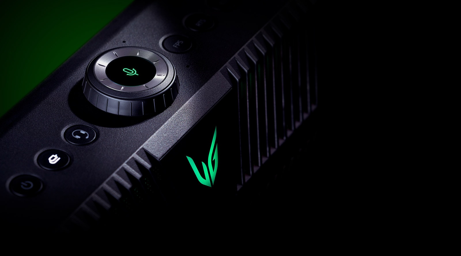 Une vue en diagonale du haut-parleur de jeu depuis la partie supérieure, mettant en évidence le bouton MIC sur sa partie supérieure et un effet d’éclairage vert visible à l’arrière.