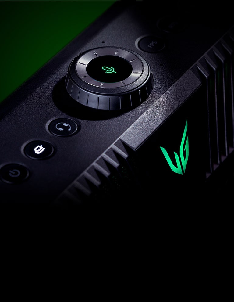 Une vue en diagonale du haut-parleur de jeu depuis la partie supérieure, mettant en évidence le bouton MIC sur sa partie supérieure et un effet d’éclairage vert visible à l’arrière.