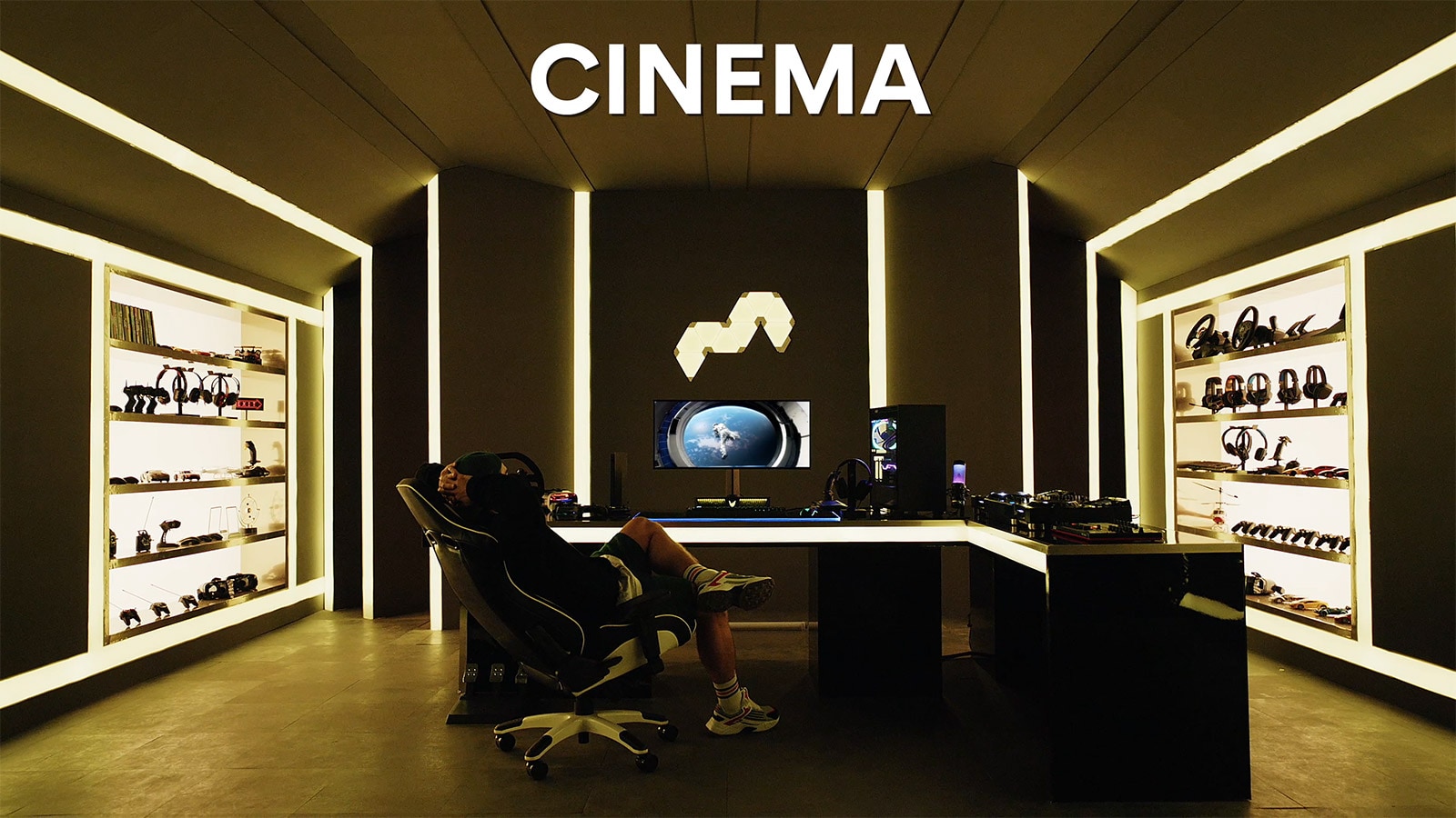 Une animation qui montre différentes scènes d’un joueur jouant à un jeu, jouant de la musique et regardant un film dans la même pièce.