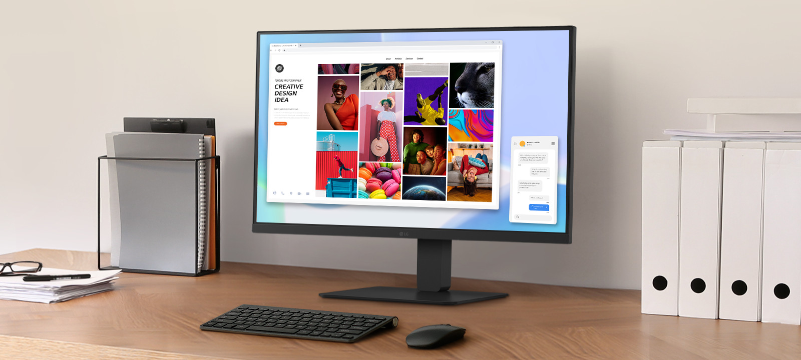 Un espace de travail sur un bureau avec un moniteur et un porte-documents.