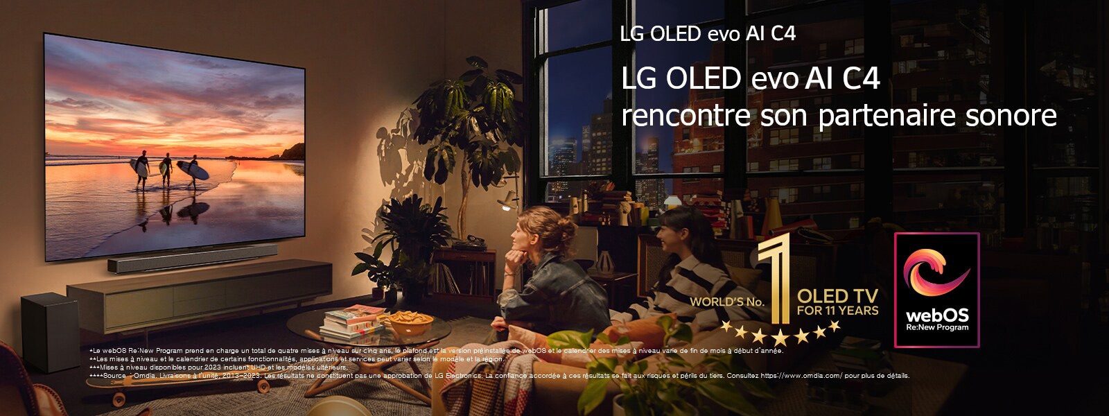 LG OLED evo C4 monté sur le mur dans un salon confortable en soirée avec une LG Soundbar installée en dessous. La TV affiche un coucher de soleil sur une plage avec des silhouettes de trois surfeurs. Deux femmes assises sur le sofa en face de la TV se penchent vers la TV et la Soundbar. L’emblème OLED TV 11 ans numéro 1 mondial et le logo du programme webOS Re:New sont sur l’image. Une notice indique : « Le webOS Re:New Program prend en charge un total de quatre mises à niveau sur cinq ans, le plafond est la version préinstallée de webOS et le calendrier des mises à niveau varie de fin de mois à début d’année. » « Les mises à niveau et le calendrier de certains fonctionnalités, applications et services peut varier selon le modèle et la région. »  « Mises à niveau disponibles pour 2023 incluent UHD et les modèles ultérieurs. » « Source : Omdia. Livraisons à l’unité, 2013-2023. Les résultats ne constituent pas une approbation de LG Electronics. La confiance accordée à ces résultats se fait aux risques et périls du tiers. Consultez https://www.omdia.com/ pour plus de détails. »