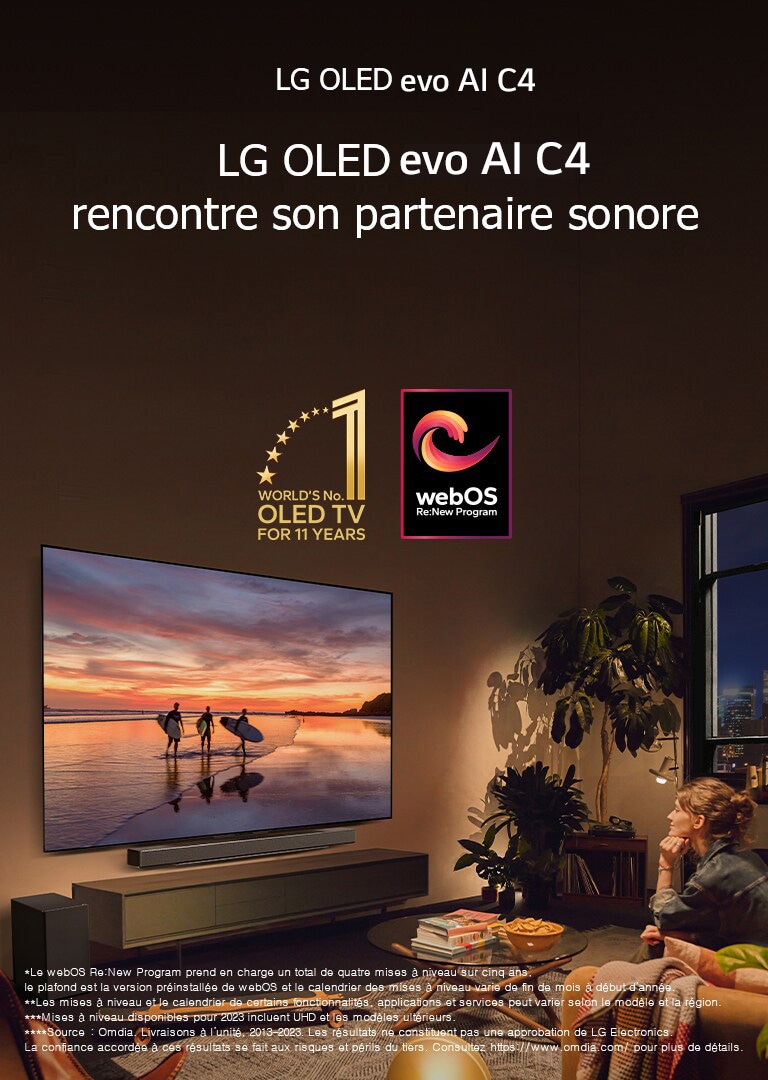 LG OLED evo C4 monté sur le mur dans un salon confortable en soirée avec une LG Soundbar installée en dessous. La TV affiche un coucher de soleil sur une plage avec des silhouettes de trois surfeurs. Deux femmes assises sur le sofa en face de la TV se penchent vers la TV et la Soundbar. L’emblème OLED TV 11 ans numéro 1 mondial et le logo du programme webOS Re:New sont sur l’image. Une notice indique : « Le webOS Re:New Program prend en charge un total de quatre mises à niveau sur cinq ans, le plafond est la version préinstallée de webOS et le calendrier des mises à niveau varie de fin de mois à début d’année. » « Les mises à niveau et le calendrier de certains fonctionnalités, applications et services peut varier selon le modèle et la région. »  « Mises à niveau disponibles pour 2023 incluent UHD et les modèles ultérieurs. » « Source : Omdia. Livraisons à l’unité, 2013-2023. Les résultats ne constituent pas une approbation de LG Electronics. La confiance accordée à ces résultats se fait aux risques et périls du tiers. Consultez https://www.omdia.com/ pour plus de détails. »