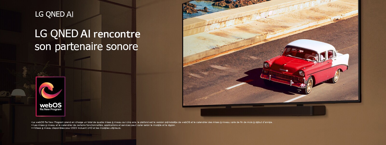 LG QNED TV et Soundbar sont montés sur un mur dans une pièce éclairée par une lumière tamisée. La TV affiche un véhicule rouge sur une route. Le logo du programme webOS Re:New est sur l’image. Une notice indique : « Le webOS Re:New Program prend en charge un total de quatre mises à niveau sur cinq ans, le plafond est la version préinstallée de webOS et le calendrier des mises à niveau varie de fin de mois à début d’année. » « Les mises à niveau et le calendrier de certains fonctionnalités, applications et services peut varier selon le modèle et la région. »