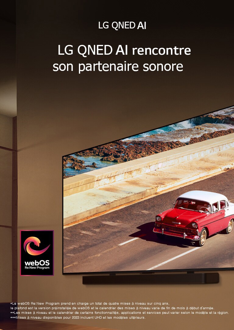 LG QNED TV et Soundbar sont montés sur un mur dans une pièce éclairée par une lumière tamisée. La TV affiche un véhicule rouge sur une route. Le logo du programme webOS Re:New est sur l’image. Une notice indique : « Le webOS Re:New Program prend en charge un total de quatre mises à niveau sur cinq ans, le plafond est la version préinstallée de webOS et le calendrier des mises à niveau varie de fin de mois à début d’année. » « Les mises à niveau et le calendrier de certains fonctionnalités, applications et services peut varier selon le modèle et la région. »