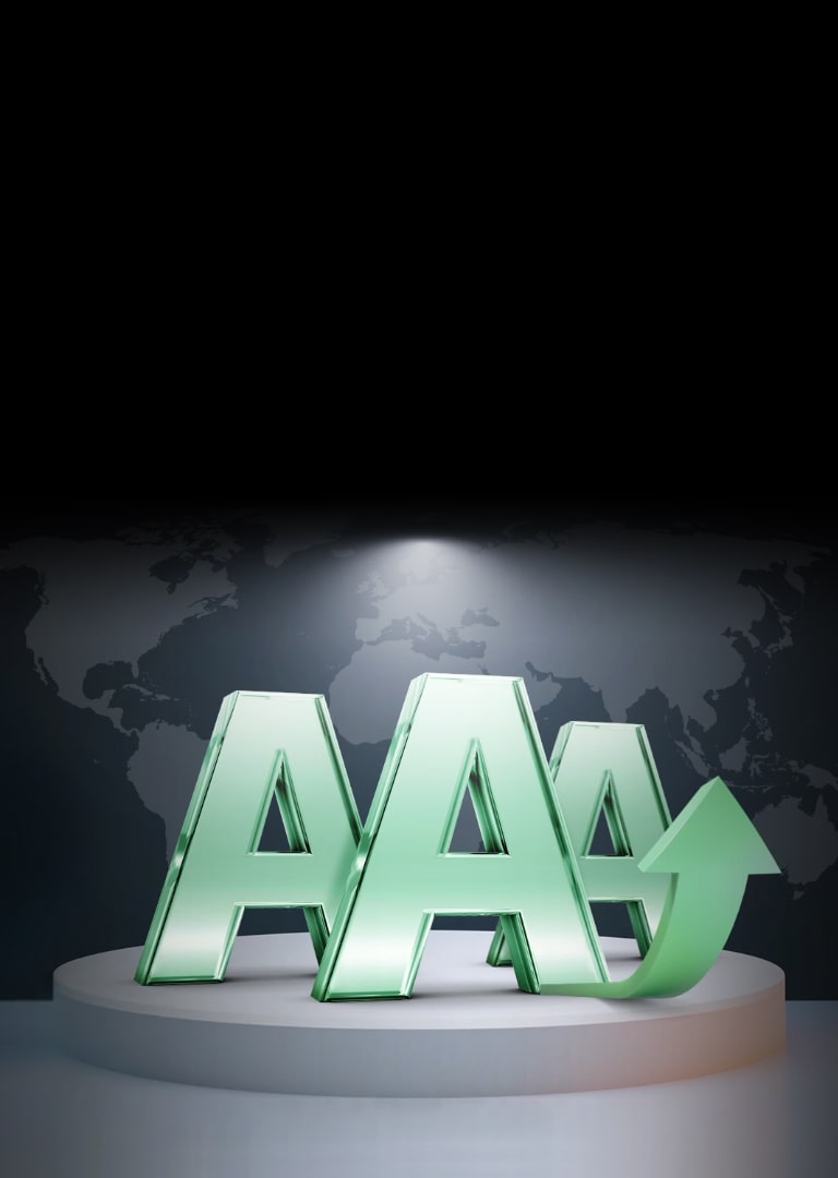 Les 3 A sont inscrits devant l’arrière-plan de la carte du monde.