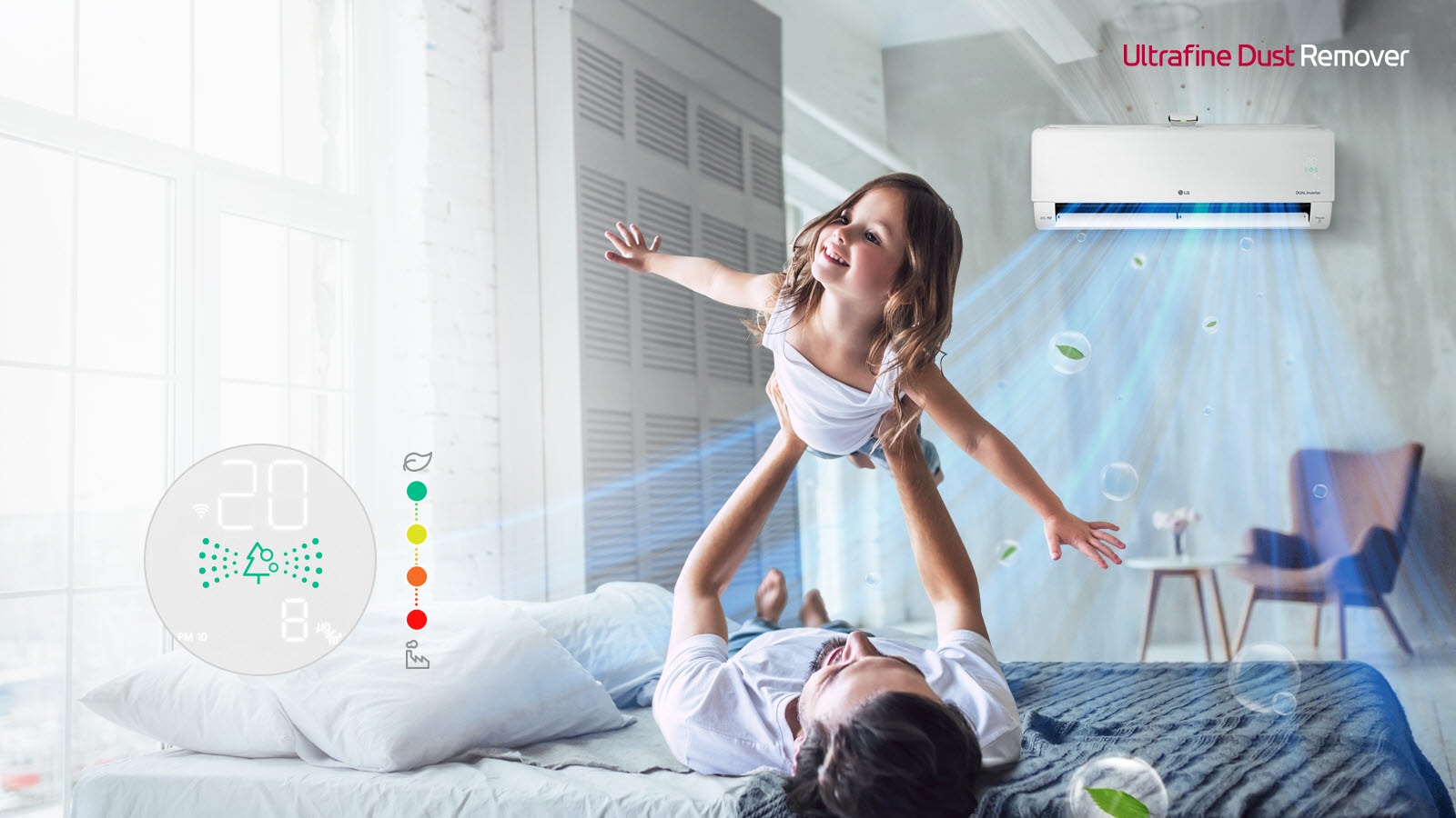 Un père est allongé sur un lit, portant sa fille sur lui alors qu’elle fait semblant de voler. À l’arrière-plan se trouve un climatiseur avec des lignes d’air matérialisées en bleu qui entrent par le haut, avec de la poussière visible, et sortent par le bas avec des bulles vertes indiquant qu’il est propre. Le logo Ultrafine Dust Remover se trouve dans le coin. Un cercle montre une image agrandie du panneau de qualité de l’air sur la machine affichant une bonne qualité, et un arc-en-ciel sur le côté qui passe du rouge au vert et montre ce que représentent les couleurs et ce qu’elles indiquent sur la machine.