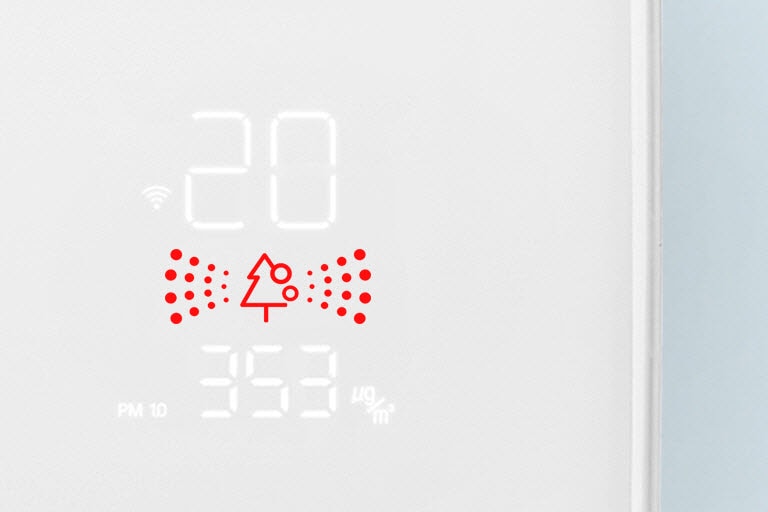 Un gros plan du panneau de qualité de l’air avec des lumières rouges indiquant une mauvaise qualité d’air.