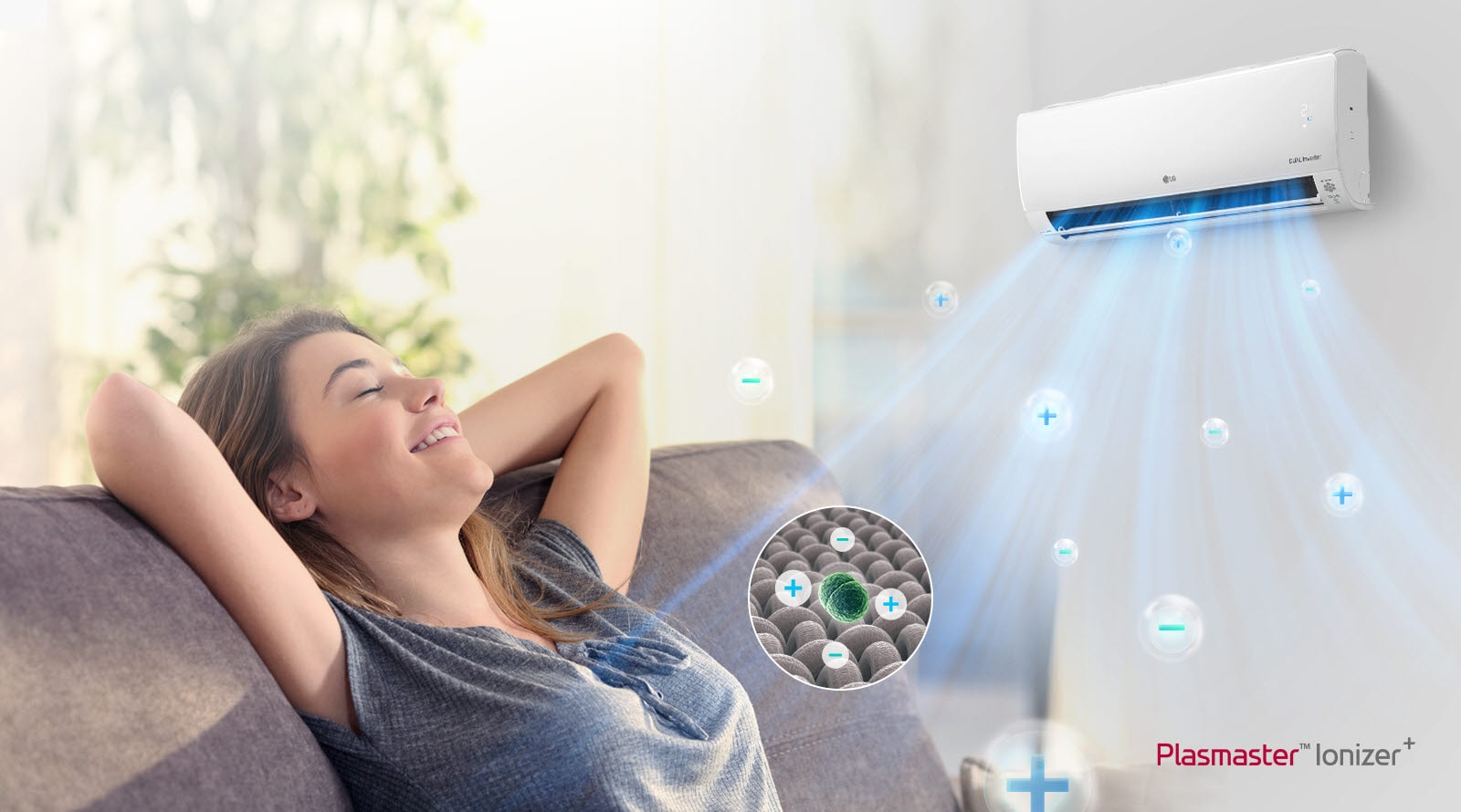 Een video toont het vooraanzicht van de airconditioner die aan de muur is geïnstalleerd. De voorkant van het apparaat is doorzichtig en toont het interne systeem. De ventilatoren zijn blauw gemarkeerd om het UV-LED licht aan te geven dat bacteriën verwijdert. Er komt lucht uit het apparaat. Het UVnano-logo staat in de rechter benedenhoek.