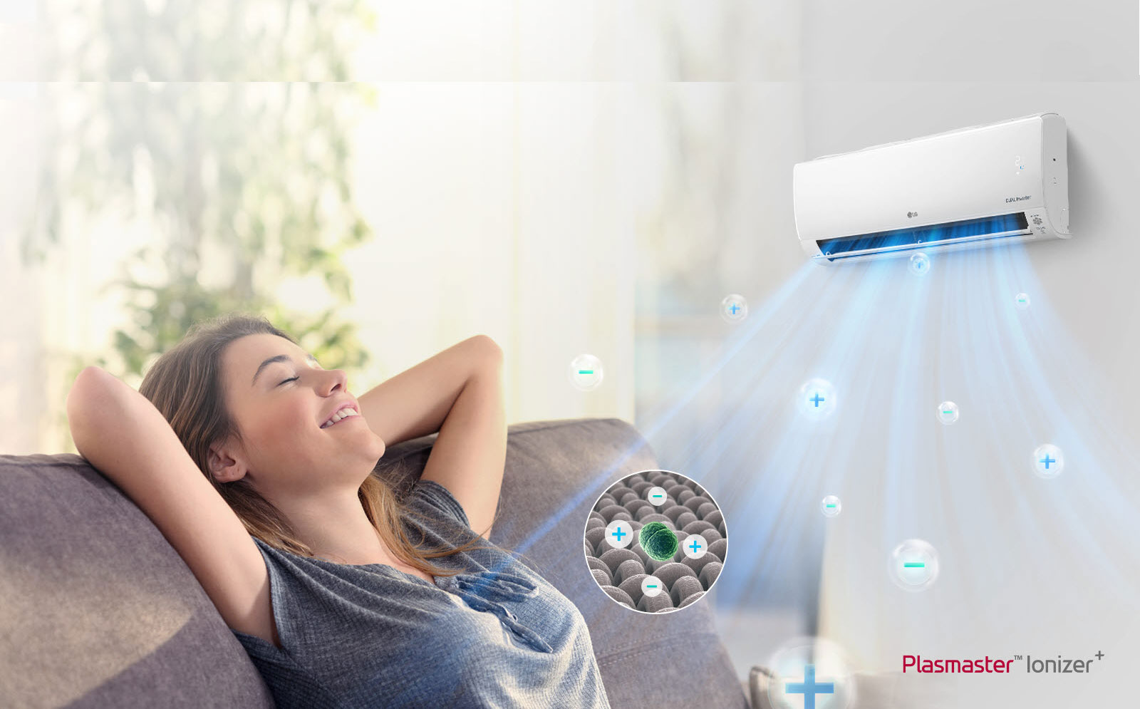 Un bouton lecture/pause en bas indique qu’il s’agit d’une vidéo. Une femme s’étire en souriant sur un canapé. Un climatiseur LG sur le mur derrière elle souffle de l’air. Des bulles avec des signes plus et moins se déplacent dans l’air en raison du Plastmaster Ionizer. Un cercle avec un zoom sur les bulles d’ion plus et moins entourant les bactéries et éliminant leurs odeurs. Le logo Plastmaster Ionizer est visible dans le coin de l’image. 