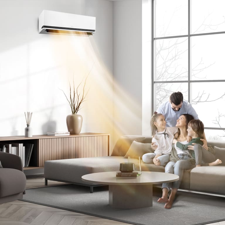 De l’air chaud est diffusé par la pompe à chaleur fixée au mur alors qu’une famille passe du temps dans un salon confortable	