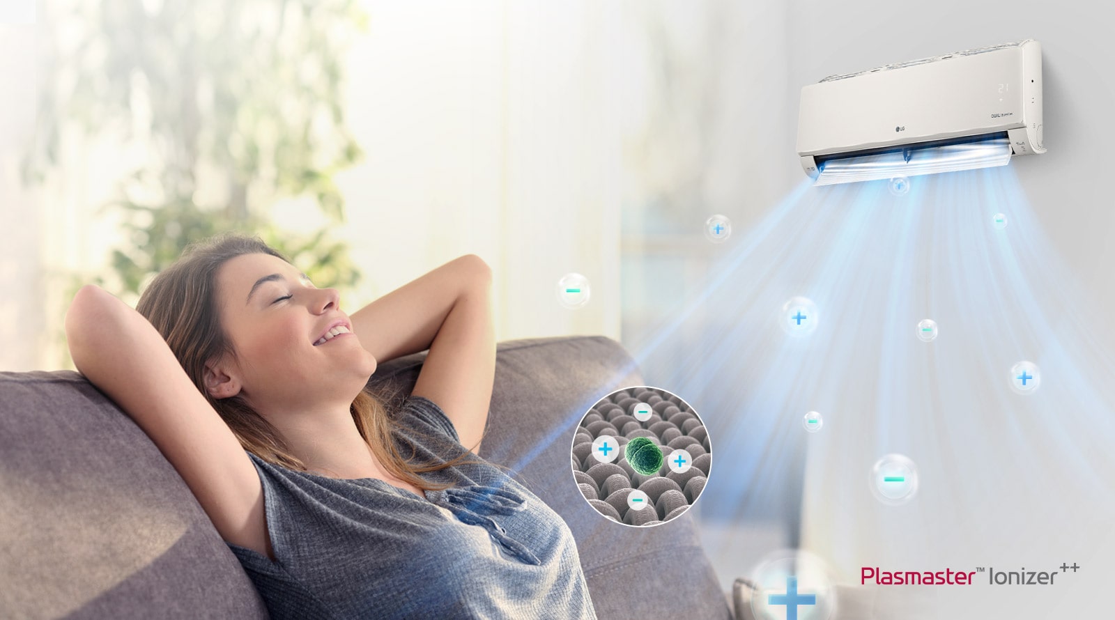 Un bouton lecture/pause en bas indique qu’il s’agit d’une vidéo. Une femme s’étire en souriant sur un canapé. Un climatiseur LG sur le mur derrière elle souffle de l’air. Des bulles avec des signes plus et moins se déplacent dans l’air en raison du Plastmaster Ionizer. On peut voir un cercle avec un zoom sur les bulles d’ion plus et moins entourant les bactéries. Le logo Plastmaster Ionizer est visible dans le coin de l’image.